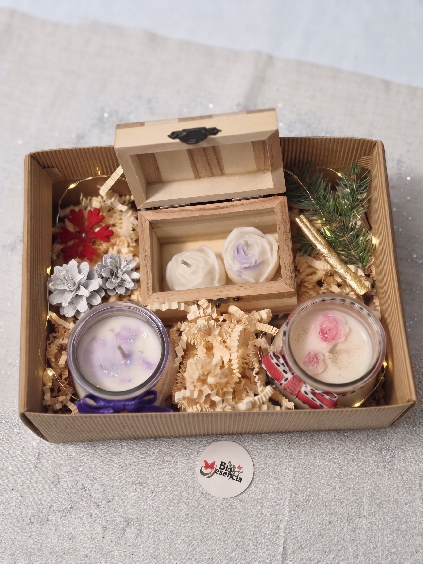 Caja regalo de Navidad · Velas y mini rosas