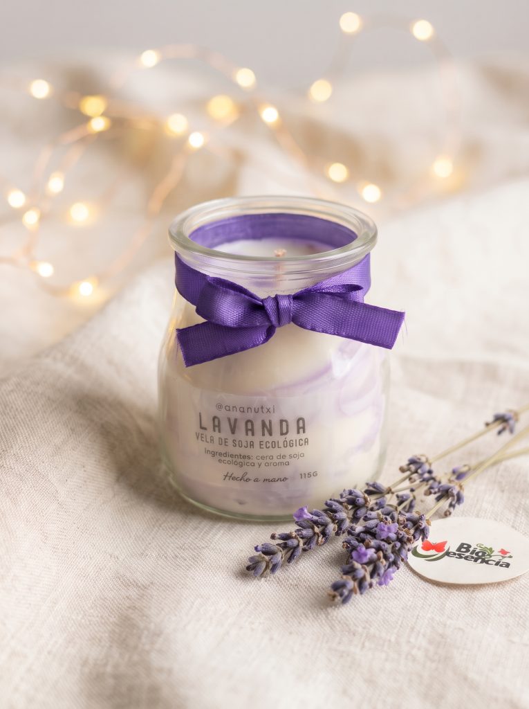 Vela de lavanda con ramitas de lavanda y luces navideñas