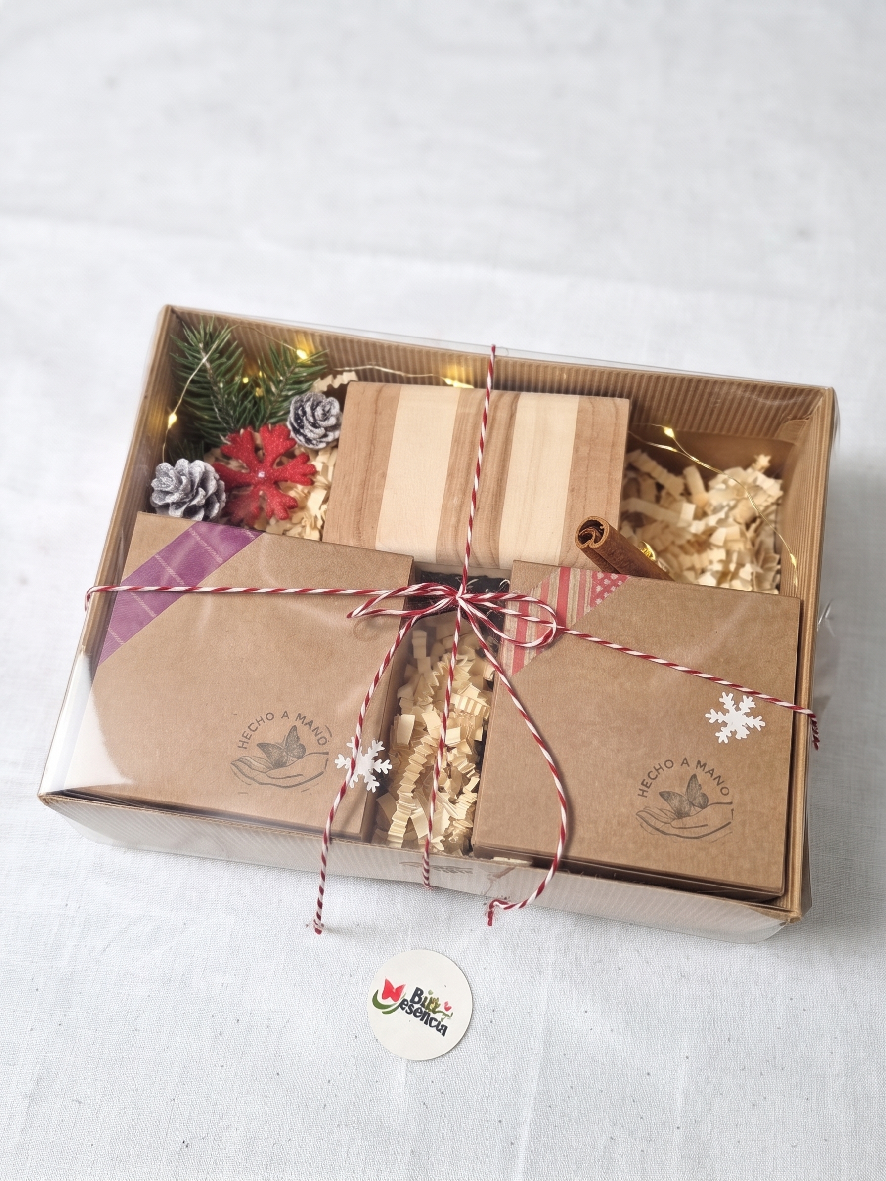Caja regalo de Navidad · Velas y mini rosas - Imagen 2